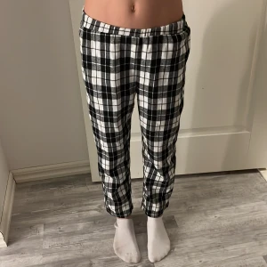 Pyjamas byxor - Ett par sköna pyjamasbyxor från shein. Stl 130. Säljer pga att de är för korta för min lillasyster. Hon är ca 150 lång och de är lite för korta för henne.