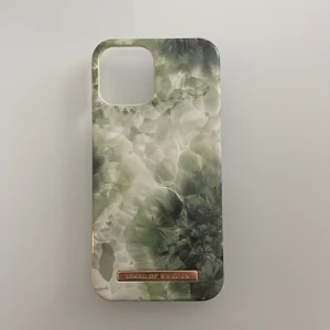 Ideal of sweden skal - Ideal of sweden skal för iPhone 12  Ganska fräsch, har en spricka i vänster hörn som visas på sista bilden