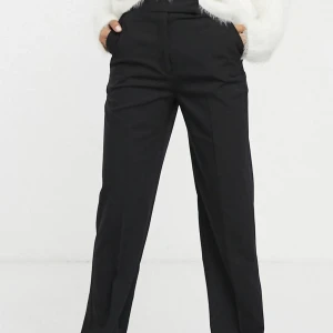 kostymbyxor från asos - skitsnygga kostymbyxor ifrån asos i en längre modell. Använd 1 gång. Nypris 329❤️❤️