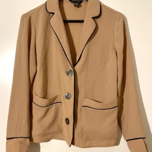 Kamelfärgad Kavaj/blus - Tunt tyg. Jag har använt den mer som en topp 