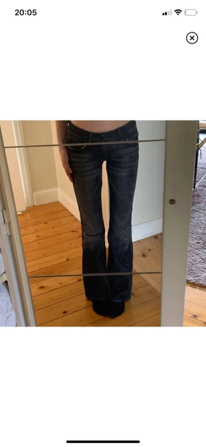 Gråa lowrise bootcuts - Säljer mina lågmidjade gråa jeans från ett gammalt y2k märke de är i st 25 men sitter som en st 26