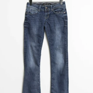 Mavi lågmidjade jeans - Jag säljer mina supersnygga lågmidjade jeans från mavi, i storlek 27 x 32. Skulle dock säga att dem är lite små i storleken 💕 Midjemått: 35cm  Innerbenslängd: 80cm 