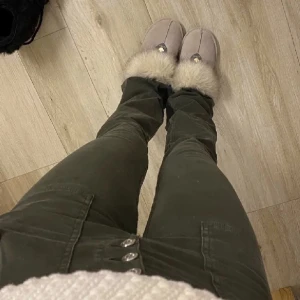 Gröna zara jeans - Intressekoll på mina Skit snygga zara jeans i snygg militär grön färg. Super bra skick. Väldigt sköna och snygga. Säljs inte längre så de e svåra att få tag på. Lånade bilder för tillfället. Skriv för egna bilder så ska jag fixa det!🌟 köp direkt för 400kr