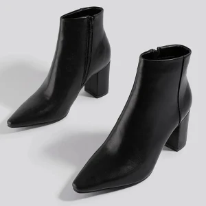 Stövlar med klack - Låga stövlar med klack från NAKD. Dem är i bra skick men kommer inte till användning längre🧡🙏🏼