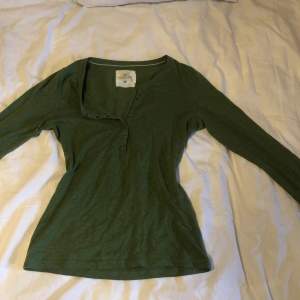 Jättesöt grön tröja från hm med knappar som man kan knäppa eller knäppa upp. I bra skick, färgen i verkligheten är mer som på bild 2😁 skriv vid frågor🥰