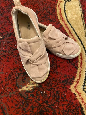 Skor  - Jag säljer ett par jätte fina skor som är i ett jätte bra skick de är jätte fina på våren och sommaren ✨🌺