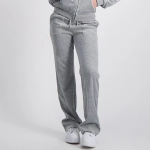Juicy couture  - Säljer min jätte fina gråa juicy byxor köpta på kidsbrandstore. Det är barnstorlek men det skulle passa en som har XS/S i vanliga fall. Det är i super fint skick använda ca 5 gånger!