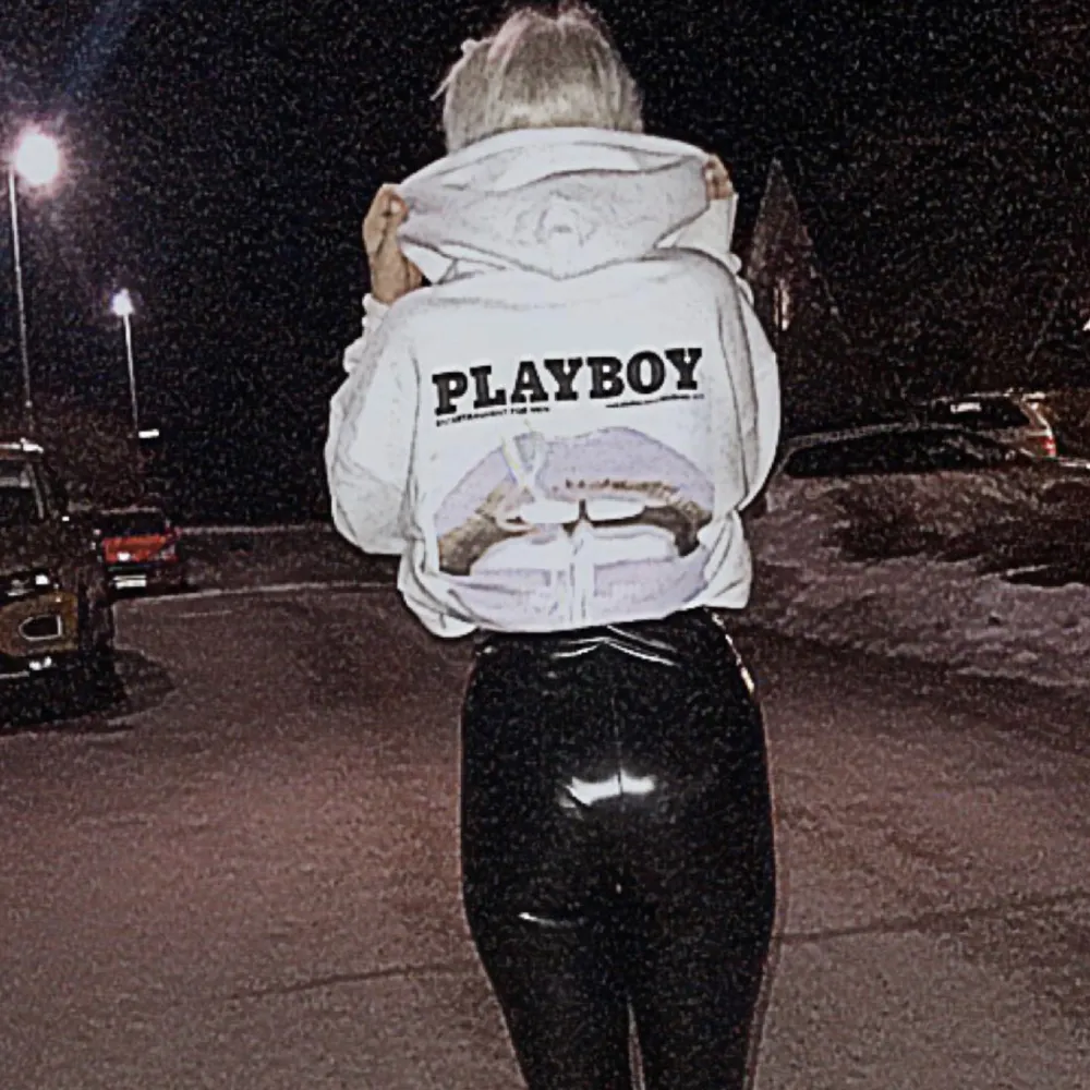 Jätte vacker oversize Playboy hoodie,storleken är nog s men den är rätt stor så kan passa väldigt många olika kroppar. Hör av er vid frågor elr intresse. Hoodies.