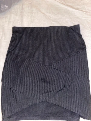Kjol från ginatricot - En kort kjol från ginatricot. Storlek S. Kjolen har inga fläckar även om det ser ut så på bilden, jag har inte så bra  ljus att fota i. Pris kan diskuteras!