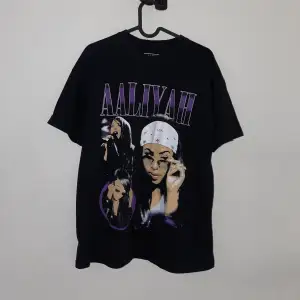 T-shirt med tryck av aaliyah. Storlek S (oversized), passar M också. Jättebra skick som ny. Kan mötas upp i stockholm. 