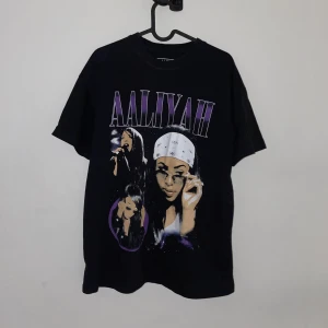 Aaliyah t-shirt - T-shirt med tryck av aaliyah. Storlek S (oversized), passar M också. Jättebra skick som ny. Kan mötas upp i stockholm. 