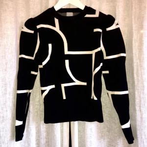 Tröja hm puffaxlar mönster - Tröja från hm med puffaxlar och mönster, storlek xs