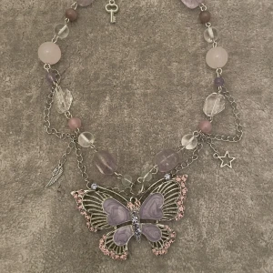 Halsband fjäril - Egentillverkat halsband med pärlor och fjäril charm.