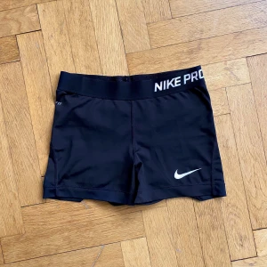 Nike PRO shorts - Svarta Nike PRO shorts från Nike. Använda 5-6 ggr. Nytvättade. Storlek M, passform XS-S. Dom är för små för mig över höfterna och mina mått är: Höfter 91 cm och Midja 68 cm. På lappen står det midja:70cm (se bild 3)