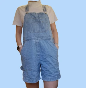 Hängselshorts - Fina hängselshorts i storlek M från märket Bill Blass. Byxorna har ganska lös passform på mig som vanligvis bär storlek S/M och är 170cm lång.