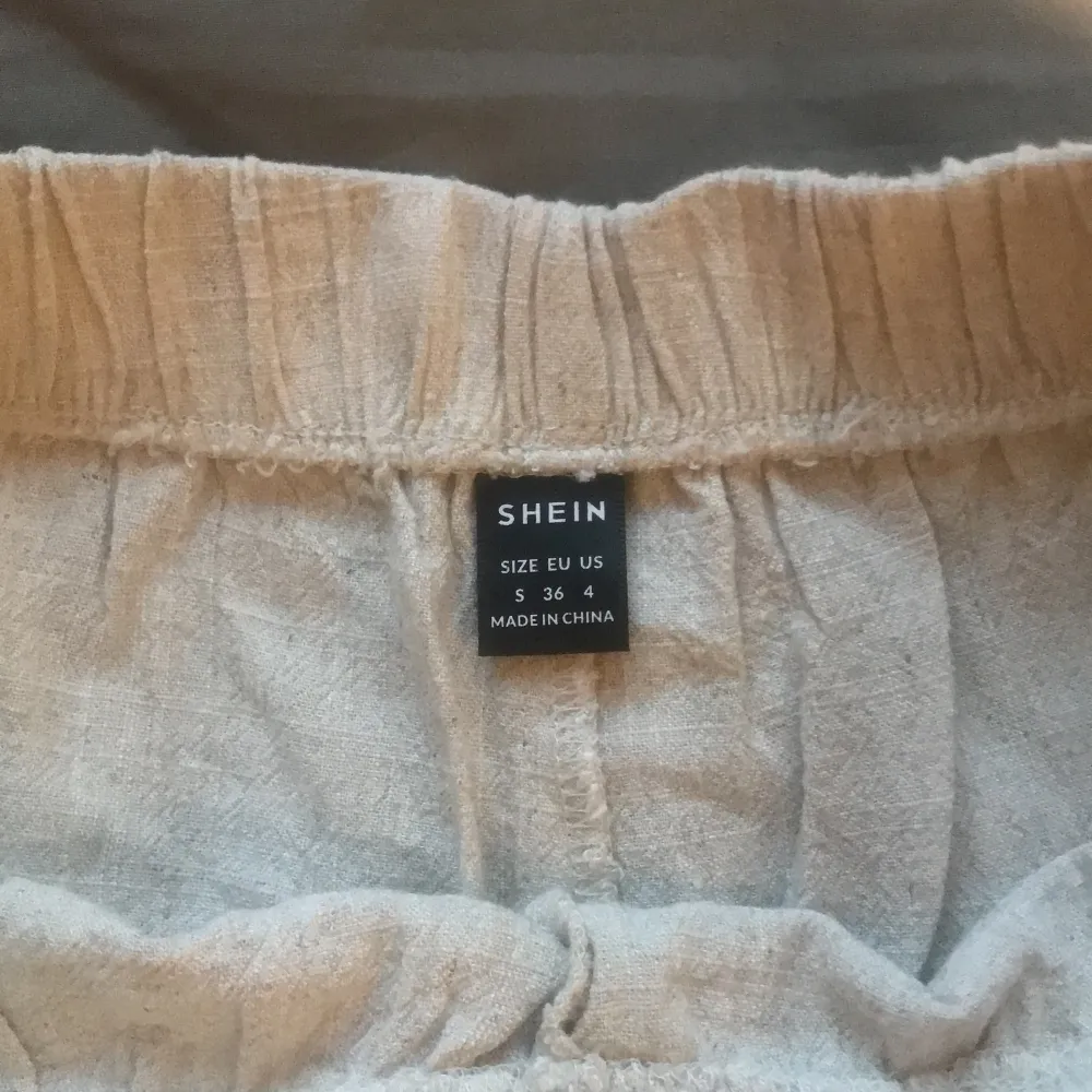 Väldigt bekväma linne byxor köpta från shein säljer då dom blivit förkorta . Jeans & Byxor.