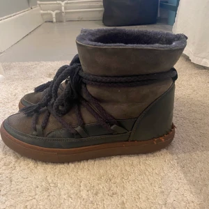 Inukkii skor - Säljer mina blåa Inukkii skor, lite slitna vid sulan annars är dem fina, dessa är i storlek 41 men passar mig perfekt som har 39 i skostorlek