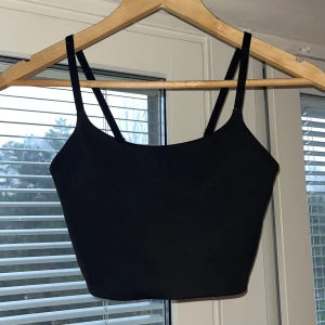 H&M Sport Top Black - XS - Helt oanvänd då den var för liten för mig, men annars super fin svart sport topp med vaddering i! H&M 