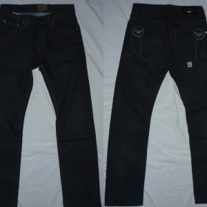 Emporio Armani - Säljer dessa helt nya och oanvända herr jeans.  Alla tags sitter kvar.  Dom funkar även till tjejer.    Märke: Emporio Armani Storlek: 34 x 32" (Large)  Midjemått: 92cm Innerben: 81cm    