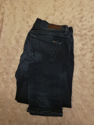 Jeans  - Tommy Hilfiger mörk blå jeans. 25/26 - 32