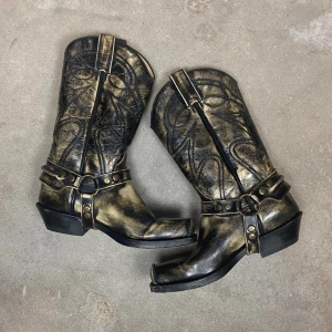 Fairygrunge Cowboyboots  - Cowboyboots i fint skick, från Sendra   Storlek EU 38, ser ut att vara äkta läder(?) Tjockt material och i fin kvalitet!  Svårt att mäta insidan, tajta runt fötterna så passar nog smalare fötter