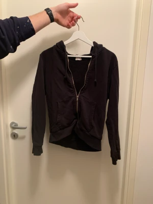 Svart luvtröja med dragkedja  - Använt med fint skick