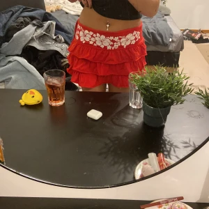 Röd kjol - Köpt den från secondhand och det finns ingen lapp så jag vet inte storlek eller märke, men jag tycker den sitter som S och man kan spänna åt med snöre, frakt är 51kr och betalning sker via swish