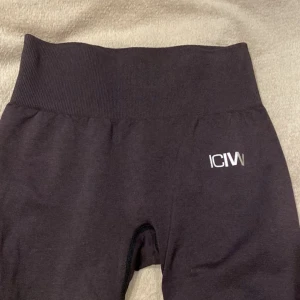 Iciw tights - Lila icaniwill tights perfekta till gymmet. Sitter fint men blivit för små för mig❤️