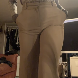 Kostymbyxor  - Kostymbyxor fr &otherstories  Skämta, bra material, beige. St 40