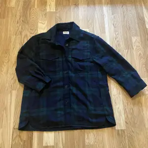 Mörkgrön och mörkblå flanellskjorta/jacka i storlek M från Nudie Jeans. Begagnad men i bra skick