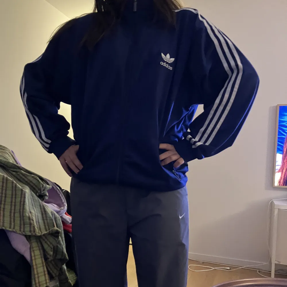 En as cool adidas zip up!!🤝. Tröjor & Koftor.