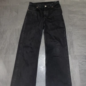 Monki Yoko svart  - Monki Yoko svart Storlek 29 Väldigt bra skick 