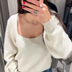 Stickad tröja  - Säljer denna helt oanvända stickade tröjan från h&m💗 den är i helt nyskick. Tröjan är liten i storleken. Hör av dig vid frågor eller om du är intresserad!