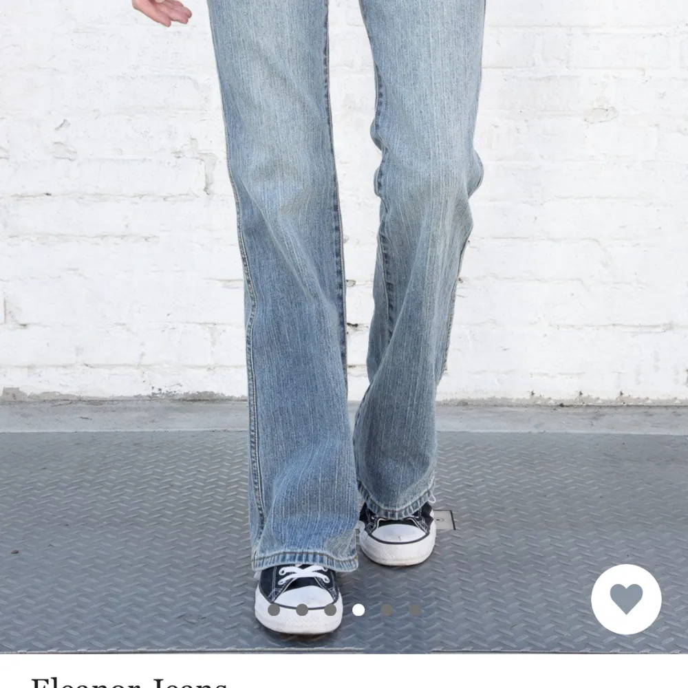 Ett par as snygga lågmidjade jeans från brandy Melville säljs pågrund av för små för mig . Jeans & Byxor.
