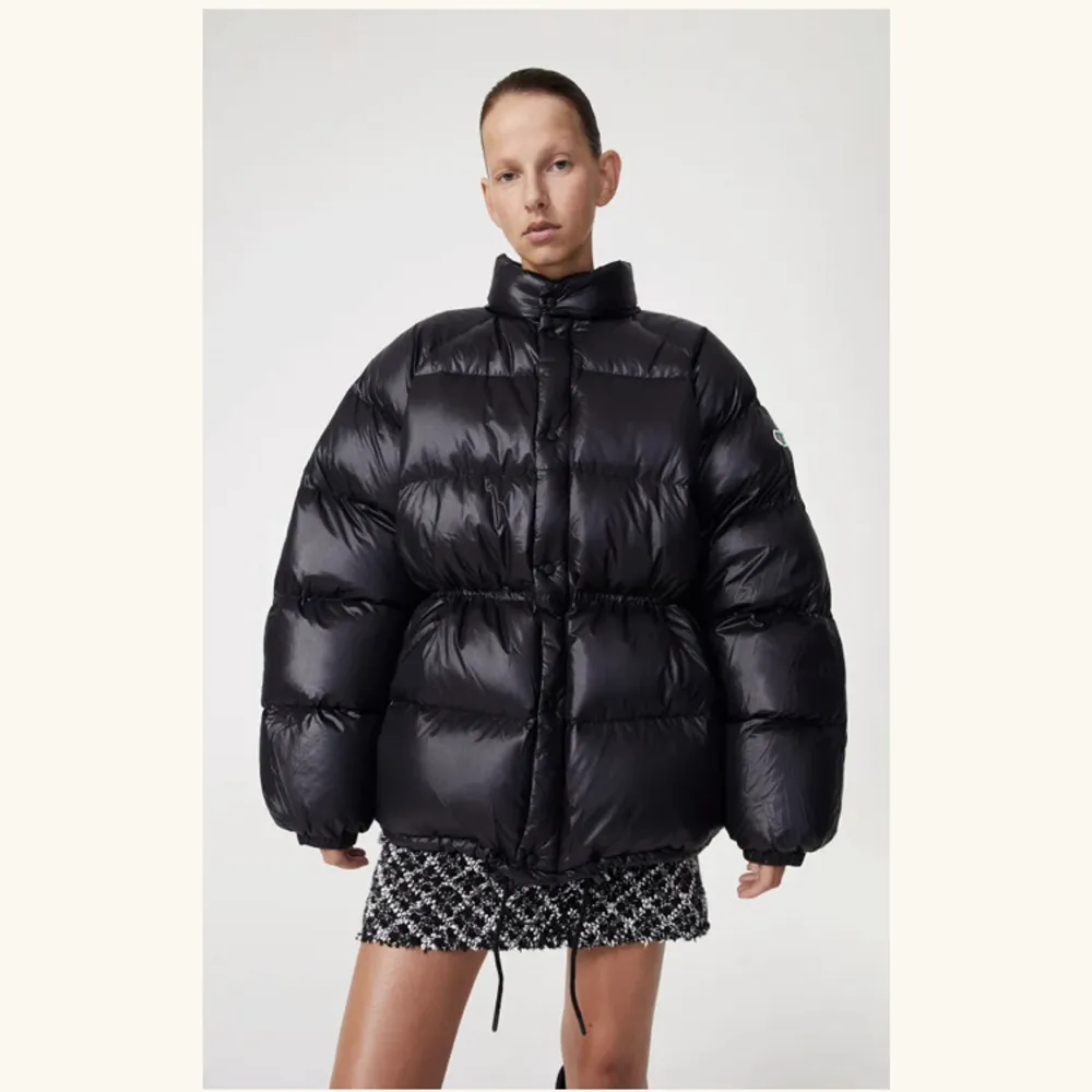 Rodebjer Maurice puffer jacket! Nyligen köpt för 5995kr, använd 2-3 gånger, strl XS men passar för mig som vanligtvis bär S/M också beroende på hur en vill att den ska sitta . Jackor.