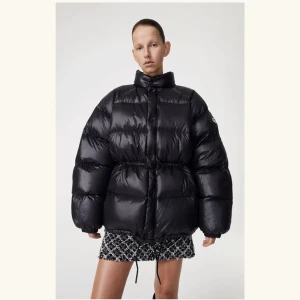Rodebjer puffer - Rodebjer Maurice puffer jacket! Nyligen köpt för 5995kr, använd 2-3 gånger, strl XS men passar för mig som vanligtvis bär S/M också beroende på hur en vill att den ska sitta 