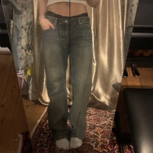 Weekday arrow jeans - Köpte för några månader sen för 500 kr, kommer knappt till användning. Är 168 cm lång.