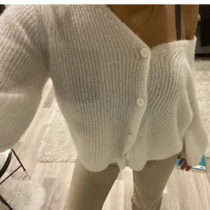 Lila kofta - Lila kofta! Jätte snygg men kommer tyvärr inte till användning. Är knappt använd så är som i nyskick. Den första bilden är den fast i en annan färg. Koftan är i storlek S. Säljer för 100kr. Kom privat för fler bilder😘