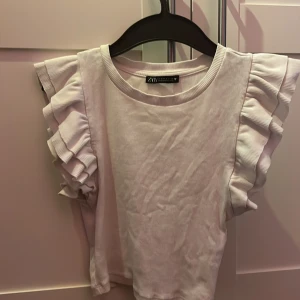Topp - Säljer denna fina populära tröjan från zara som är slutsåld,den är knappt använd och inte min stil därav att jag säljer den har den även i färgen svart. Säljer den för 80 kr + frakt