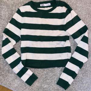 Säljer denna långärmade randiga tröja från Zara grön. 💕Toppenskick och bara använd ett fåtal gånger. Tjockt och skönt material.💗Liten i storleken, passar någon som vanligtvis har st S