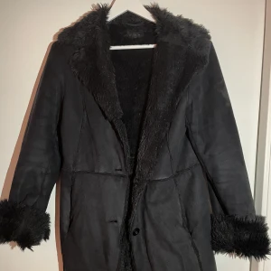Mocka/pälsjacka  - Svart mocka/pälsjacka 
