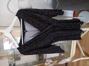 Blusar - Första bilden, en superfin blus med knytning i midjan, storlek 2XL. 75kr Andra bilden, blus i storlek XL. 50kr Tredje bilen en sammetsblus i storlek 52. 50kr