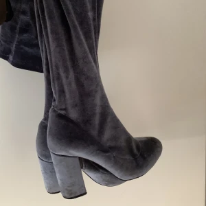 Grå overknee-stövlar.  - Grå stövlar med ca 8cm klack. Supersköna!  Använd fåtal gånger. 👠 