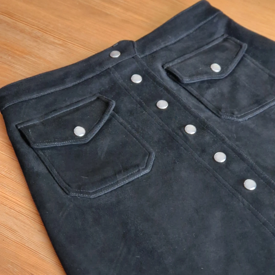 Retroinspirerad Kjol i fuskmocka från POP - 90