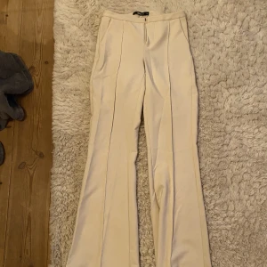 Kostym byxor från gina - Säljer dessa fina Bootcut kostymbyxorna från ginatricot, som är också lågmidjade, aldrig använda kanske 1 gång. Köparen står för frakten.💖