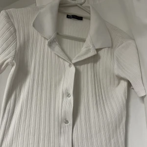 Vit pikétröja  - Säljer en ribbad pikétröja från zara i strl S men kan passa som en XS med. Priset är 100+ frakt🤍
