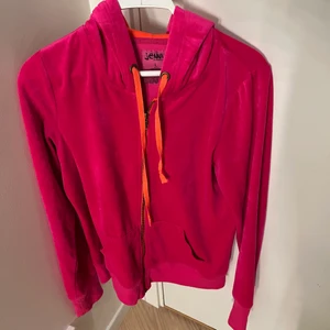 Rosa zipup tröja - Zip up tröja från Märket ”JENNY”. Tycker den är så fin men har bytt stil och har få ingen användning för den längre, storlek L men sitter bra som en S.