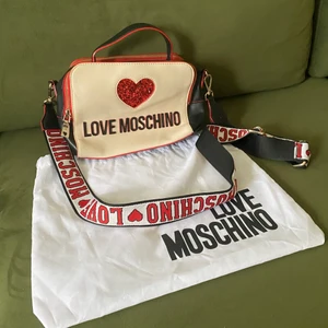 Moschino handväska i skinn  - Bra skick. Axelremmen är avtagbar. Kommer med dustbag. 