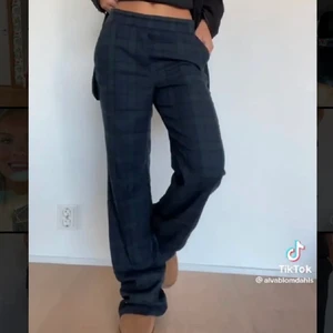 Zara byxor - Rutiga skitsnygga byxor från zara, lite för långa på mig o därför passar dem inte❣️ använda 2 gåner