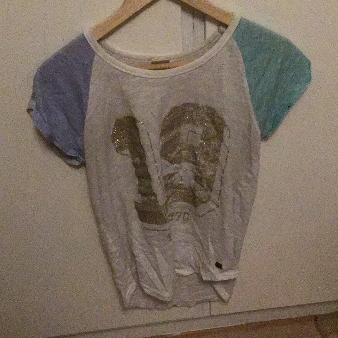 vit t-shirt medFärgglada ärmar med tryck fram